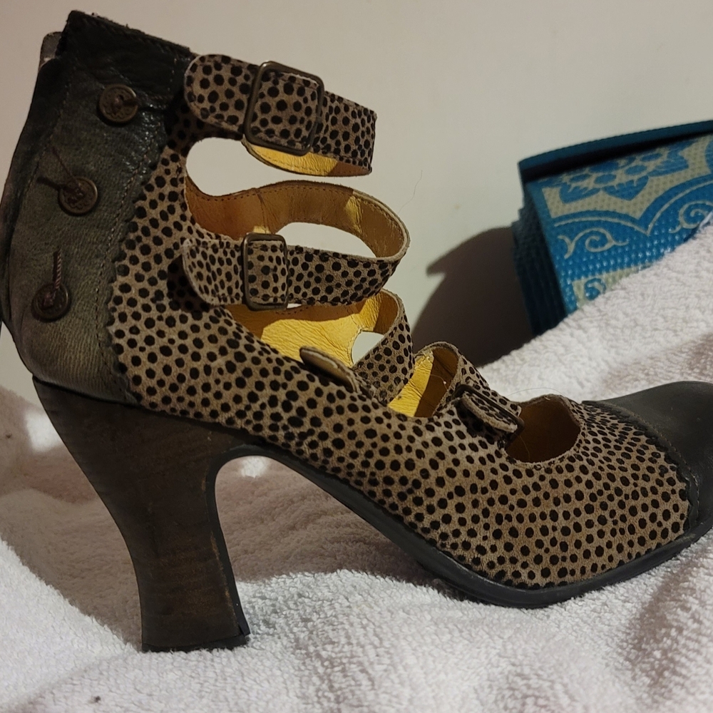 Stunning Mary JANE Sexy "GOLD BUTTON" Brand Shoes With 4 Straps.